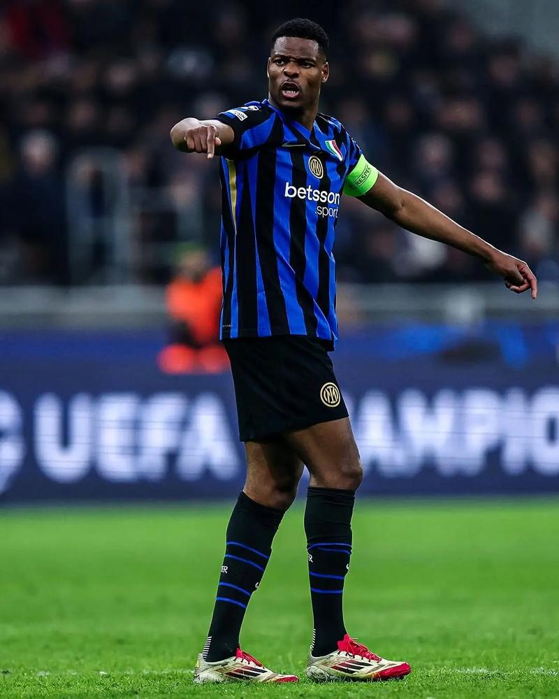 生猛！21岁小将替补梅开二度，后脚跟写意破门+戏耍裤袜