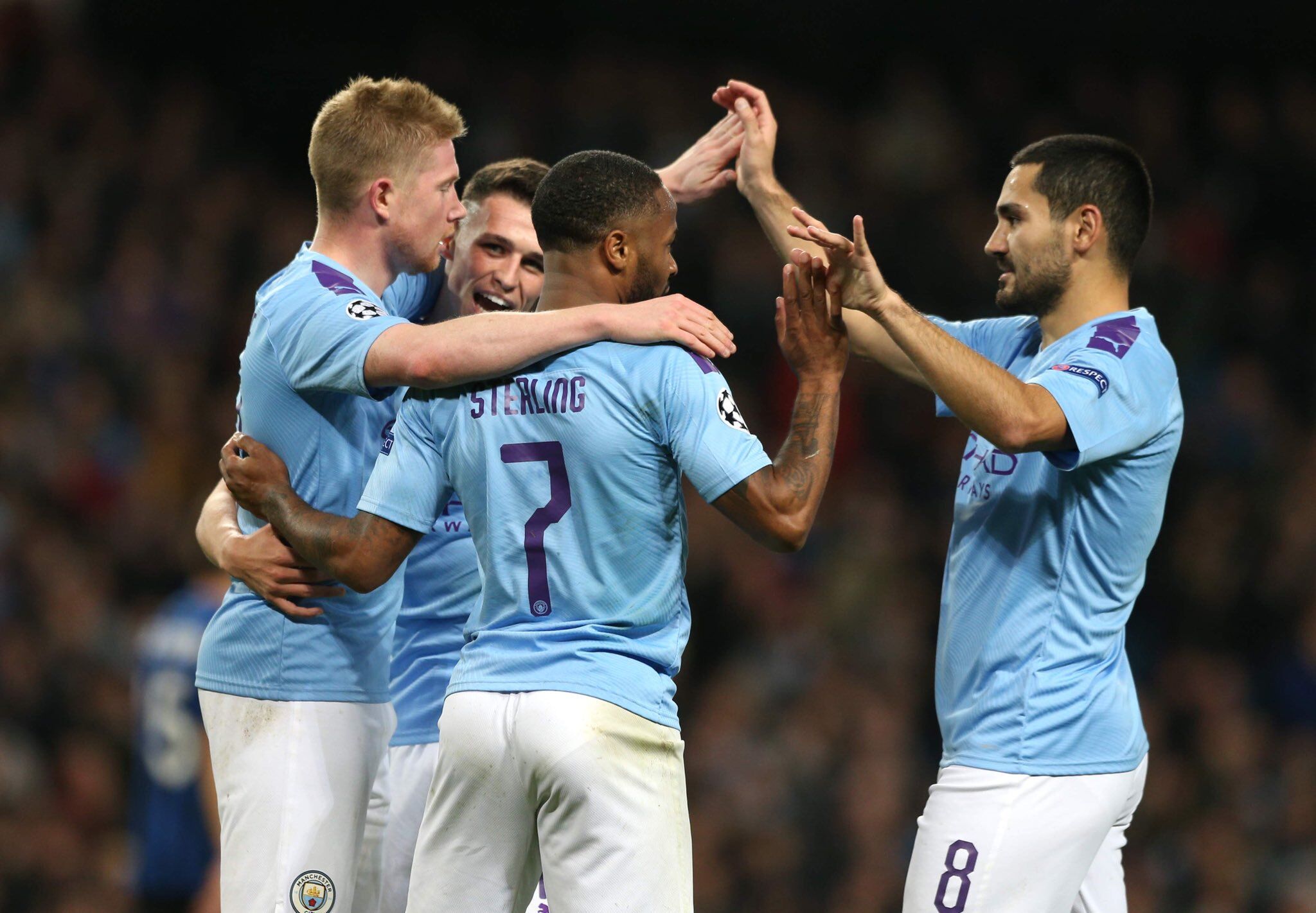 每体：巴萨目前对莱万的原则是，要么大幅降薪要么自由身离开（每体：巴萨给莱万两条路——要么大幅降薪，要么自由离队）