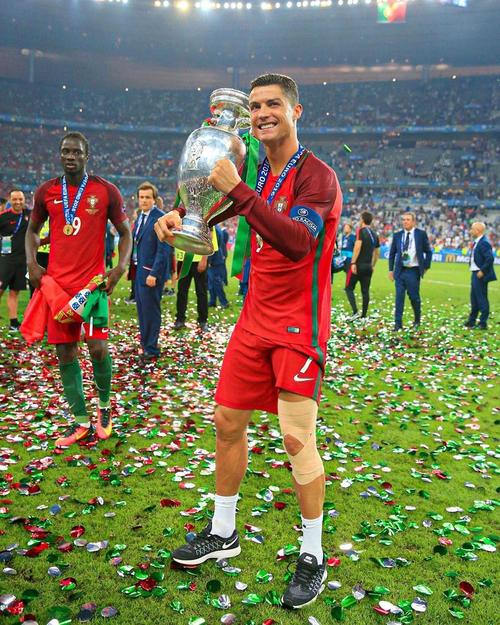 三连冠！上海海港加冕2025赛季中超冠军，摘下队史中超第四星（上海海港三连霸！加冕2025中超王者，队史第四星闪耀）