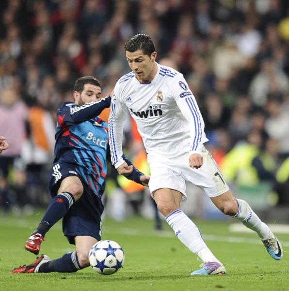 挑起进攻大旗！希罗首节超5成命中率得12分，热火5分领先（希罗手感火热：首节12分命中率超五成，热火领先5分）