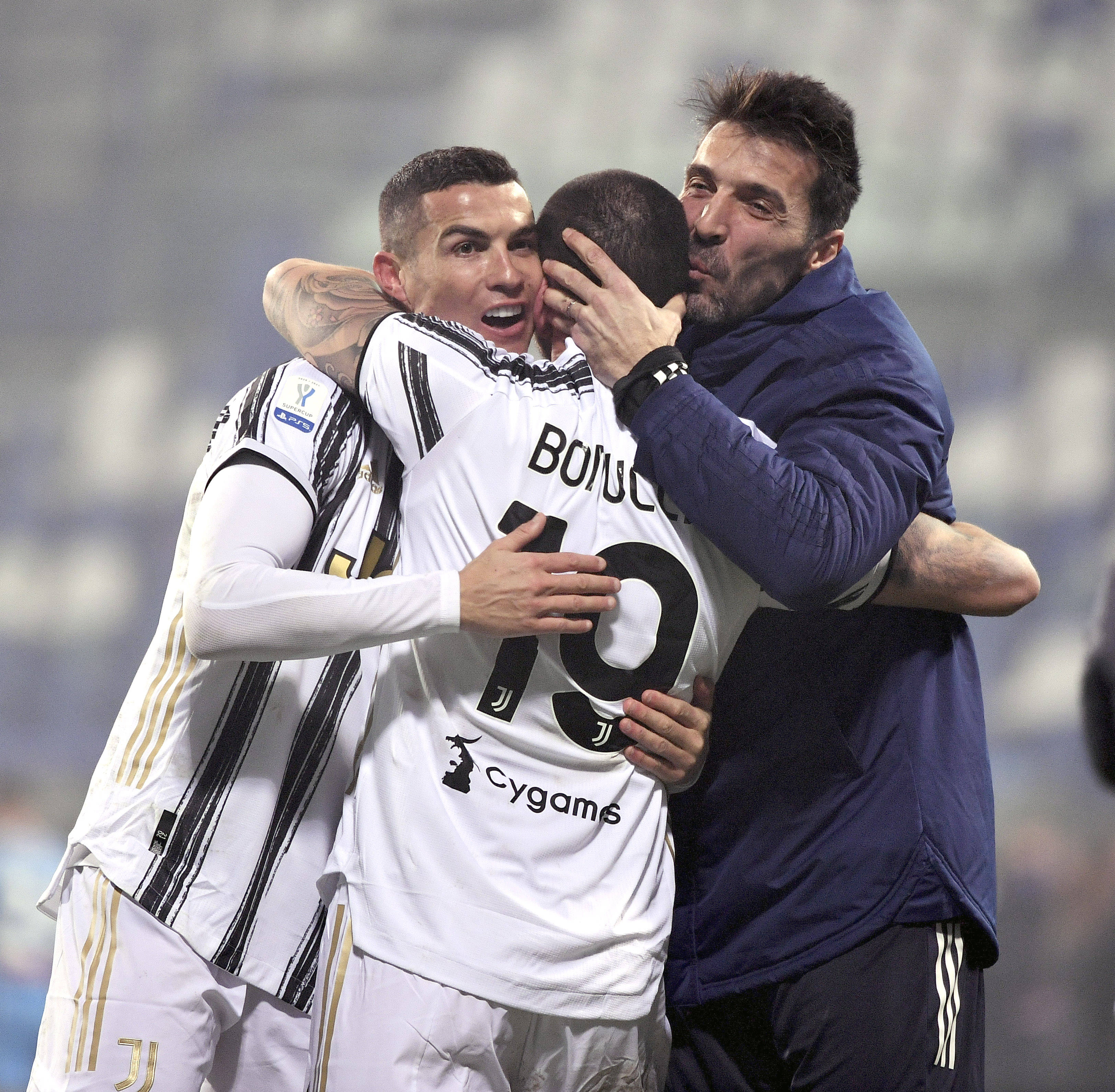 34天只赢1场！阿隆索致敬滕哈赫：都怪裁判，我们走在正确的路上（34天仅一胜！阿隆索致敬滕哈赫：责任在裁判，方向没错）