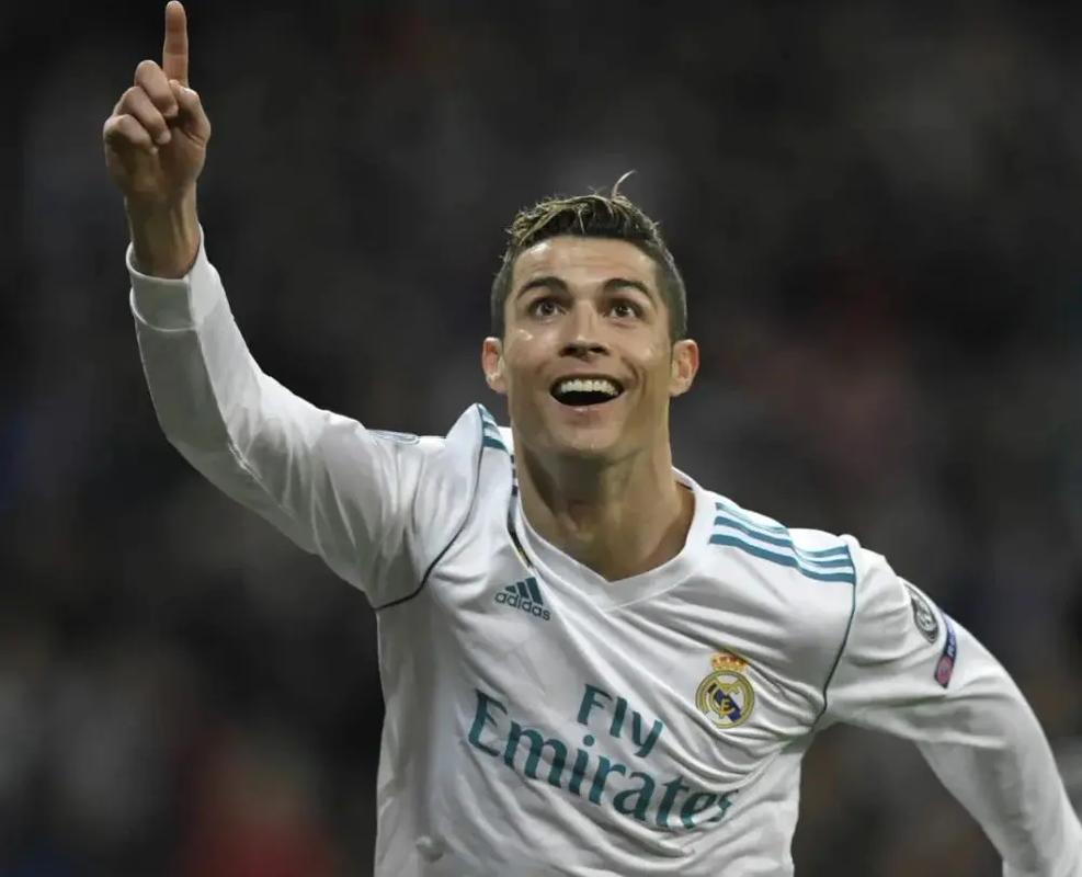 跟队：拉菲尼亚参加了训练一切正常，预计能首发出战法兰克福（随队：拉菲尼亚训练无碍，预计首发迎战法兰克福）