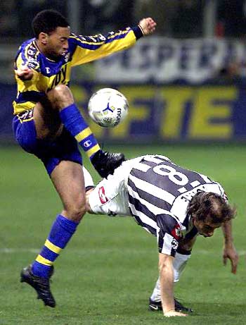 巴萨官方：欧冠对法鹰将检查穿客队球衣者身份，排除非法购票（巴萨官宣：欧冠战法鹰将核验穿客队球衣者身份，严查非法购票）